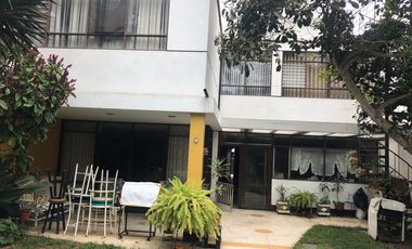 SAN ISIDRO VENDO HERMOSA CASA  CON JARDIN AMPLIO
