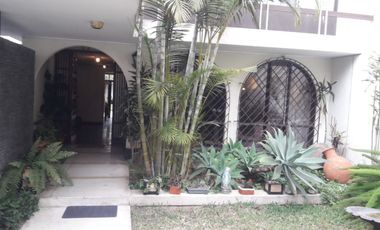 SAN ISIDRO VENDO HERMOSA CASA  CON JARDIN AMPLIO