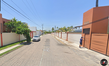 Casa ubicada en colonia México, Manzanillo. Con 3 recamaras y 168m2. Con Acceso controlado. A unos minutos de Playa Tortuga.
