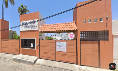 Casa ubicada en colonia México, Manzanillo. Con 3 recamaras y 168m2. Con Acceso controlado. A unos minutos de Playa Tortuga.