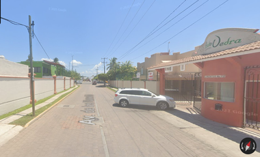 Casa ubicada en colonia México, Manzanillo. Con 3 recamaras y 168m2. Con Acceso controlado. A unos minutos de Playa Tortuga.
