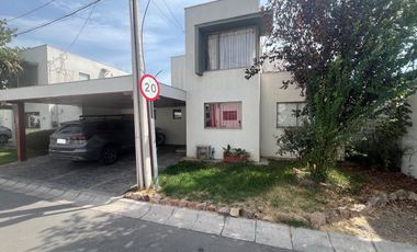 Casa Mediterránea en Terreno de 480 m², Condominio El Arado, Tiltil.