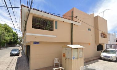 Casa en Venta en Terrazas, Col. Tequis, a unos pasos del colegio de contadores.