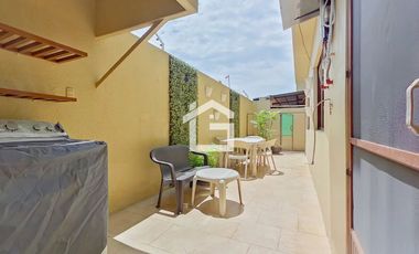 Apartamento Amoblado de 3 Habitaciones en Planta Baja en Urb. La Riviera con Patio y Muebles Exclusivos