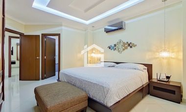 Apartamento Amoblado de 3 Habitaciones en Planta Baja en Urb. La Riviera con Patio y Muebles Exclusivos