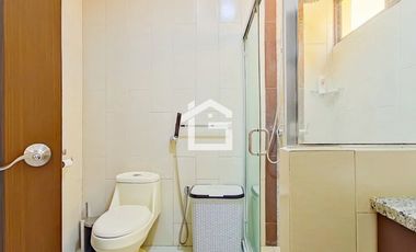 Apartamento Amoblado de 3 Habitaciones en Planta Baja en Urb. La Riviera con Patio y Muebles Exclusivos