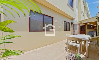 Apartamento Amoblado de 3 Habitaciones en Planta Baja en Urb. La Riviera con Patio y Muebles Exclusivos