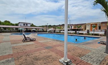 Vendo Casa de 4 Dormitorios c/u con Baño en Villa del Rey - Rey Carlos