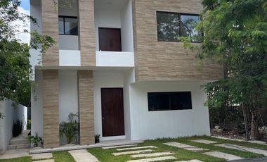 SE VENDE HERMOSA CASA CON ALBERCA EN PLAYA DEL CARMEN A 5 MINUTOS DE LA PLAYA DE ENTREGA INMEDIATA