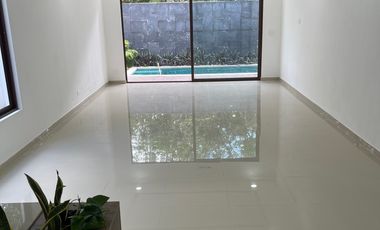 SE VENDE HERMOSA CASA CON ALBERCA EN PLAYA DEL CARMEN A 5 MINUTOS DE LA PLAYA DE ENTREGA INMEDIATA