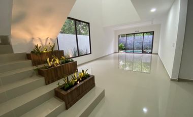 SE VENDE HERMOSA CASA CON ALBERCA EN PLAYA DEL CARMEN A 5 MINUTOS DE LA PLAYA DE ENTREGA INMEDIATA