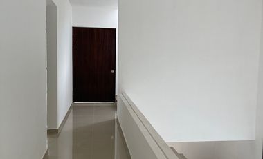 SE VENDE HERMOSA CASA CON ALBERCA EN PLAYA DEL CARMEN A 5 MINUTOS DE LA PLAYA DE ENTREGA INMEDIATA