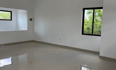 SE VENDE HERMOSA CASA CON ALBERCA EN PLAYA DEL CARMEN A 5 MINUTOS DE LA PLAYA DE ENTREGA INMEDIATA