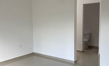 SE VENDE HERMOSA CASA CON ALBERCA EN PLAYA DEL CARMEN A 5 MINUTOS DE LA PLAYA DE ENTREGA INMEDIATA