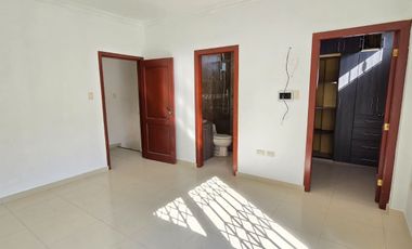 Vendo Moderna Casa en Ciudadela Guayacanes 2 Plantas en Sector Cerrado
