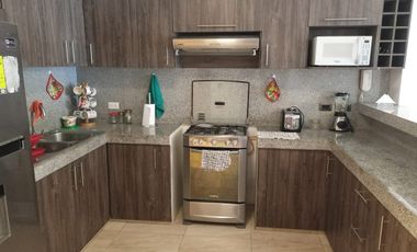 Departamento amoblado de alquiler en Los Ceibos, 3 dormitorios, ascensor.