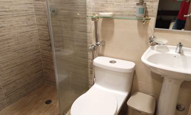 Departamento amoblado de alquiler en Los Ceibos, 3 dormitorios, ascensor.