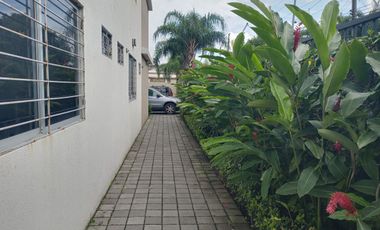 Departamento amoblado de alquiler en Los Ceibos, 3 dormitorios, ascensor.