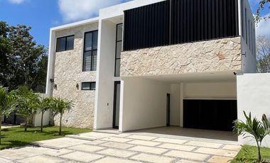 EN VENTA EXCLUSIVA RESIDENCIA CON ALBERCA PRIVADA EN PLAYA DEL CARMEN A 7 MINUTOS DE LA HERMOSA PLAYA XPU-HA