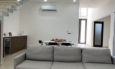 EN VENTA EXCLUSIVA RESIDENCIA CON ALBERCA PRIVADA EN PLAYA DEL CARMEN A 7 MINUTOS DE LA HERMOSA PLAYA XPU-HA