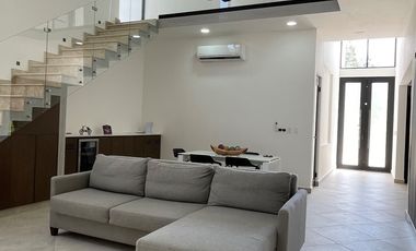 EN VENTA EXCLUSIVA RESIDENCIA CON ALBERCA PRIVADA EN PLAYA DEL CARMEN A 7 MINUTOS DE LA HERMOSA PLAYA XPU-HA