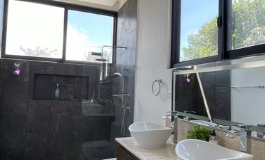 EN VENTA EXCLUSIVA RESIDENCIA CON ALBERCA PRIVADA EN PLAYA DEL CARMEN A 7 MINUTOS DE LA HERMOSA PLAYA XPU-HA