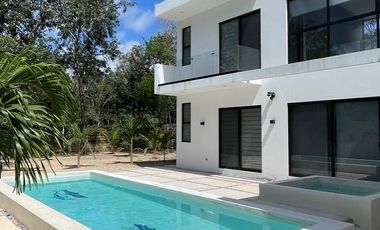 EN VENTA EXCLUSIVA RESIDENCIA CON ALBERCA PRIVADA EN PLAYA DEL CARMEN A 7 MINUTOS DE LA HERMOSA PLAYA XPU-HA