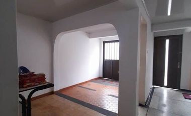 VENDO CASA AMPLIA, ECXELENTE UBICACION, POTENCIAL COMERCIAL.