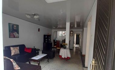 VENDO CASA AMPLIA, ECXELENTE UBICACION, POTENCIAL COMERCIAL.
