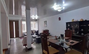 VENDO CASA AMPLIA, ECXELENTE UBICACION, POTENCIAL COMERCIAL.