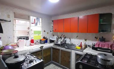 VENDO CASA AMPLIA, ECXELENTE UBICACION, POTENCIAL COMERCIAL.