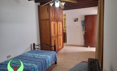 VENDO CASA AMPLIA, ECXELENTE UBICACION, POTENCIAL COMERCIAL.