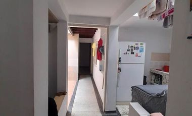 VENDO CASA AMPLIA, ECXELENTE UBICACION, POTENCIAL COMERCIAL.