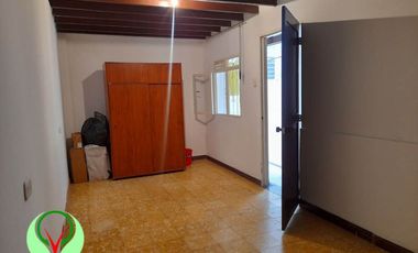 VENDO CASA AMPLIA, ECXELENTE UBICACION, POTENCIAL COMERCIAL.