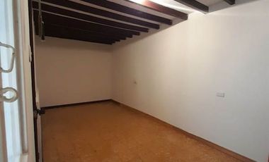 VENDO CASA AMPLIA, ECXELENTE UBICACION, POTENCIAL COMERCIAL.