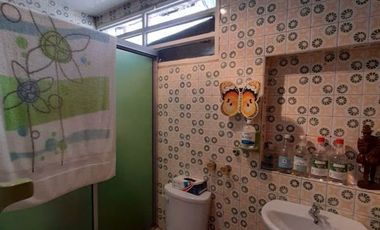 VENDO CASA AMPLIA, ECXELENTE UBICACION, POTENCIAL COMERCIAL.