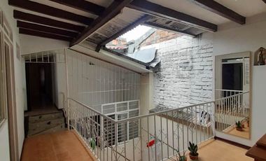 VENDO CASA AMPLIA, ECXELENTE UBICACION, POTENCIAL COMERCIAL.