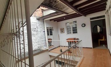 VENDO CASA AMPLIA, ECXELENTE UBICACION, POTENCIAL COMERCIAL.