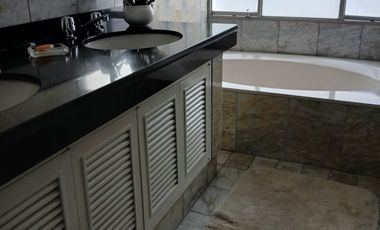 Vive en San Isidro en un Amplio Departamento con Vista Panorámica al Golf