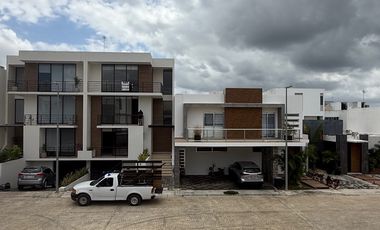 EN VENTA HERMOSA CASA CON ALBERCA EN AQUA RESIDENCIAL EN UNOS DE LOS RESIDENCIALES MAS EXCLUSIVOS DE CANCUN