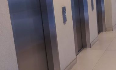 ARRIENDO OFICINA 25M2 , UN PRIVADOS, RECEPCIÓN, ESTACIONAMIENTO UBICADA EN MODERNO EDIFICIO CAPITAL ESTORIL