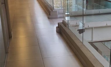 ARRIENDO OFICINA 25M2 , UN PRIVADOS, RECEPCIÓN, ESTACIONAMIENTO UBICADA EN MODERNO EDIFICIO CAPITAL ESTORIL