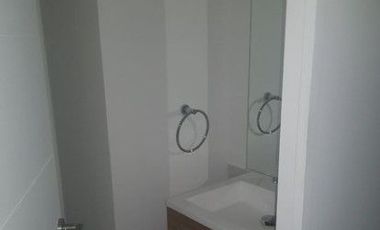 ARRIENDO OFICINA 25M2 , UN PRIVADOS, RECEPCIÓN, ESTACIONAMIENTO UBICADA EN MODERNO EDIFICIO CAPITAL ESTORIL