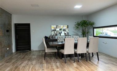 Casa Independiente Con Piscina De Venta Portoviejo Y/T