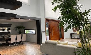 Casa Independiente Con Piscina De Venta Portoviejo Y/T