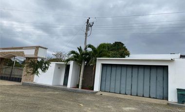 Casa Independiente Con Piscina De Venta Portoviejo Y/T