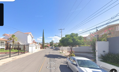 Casa con alberca ubicada en colonia Quintas del sol etapa II en Chihuahua, con 5 Recamaras y 405m2, a solo unos minutos de club campestre chihuahua.