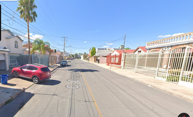 Casa con alberca ubicada en colonia Quintas del sol etapa II en Chihuahua, con 5 Recamaras y 405m2, a solo unos minutos de club campestre chihuahua.