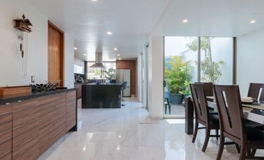 Venta Residencia en Cerrada Lomas de Tecamachalco, Edo. de México