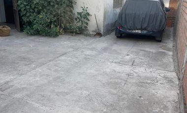 Vendo Casa como terreno en Avenida principal y esquina en Mariano Melgar
